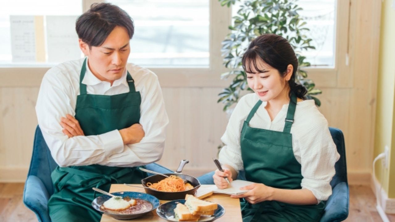 悩みを相談するフランチャイズ店のスタッフ