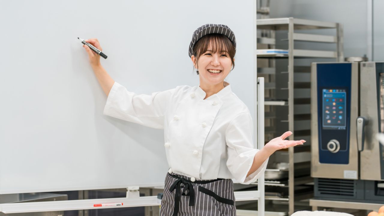 仕事の説明をするフランチャイズオーナー